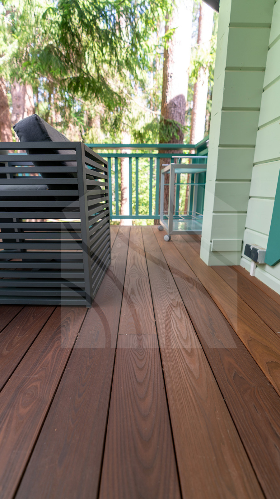 Терраса из термоясеня для загородного дома