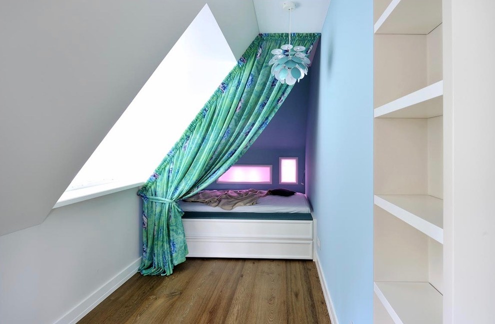 Neutrales, Mittelgroßes Eklektisches Jugendzimmer mit Schlafplatz, weißer Wandfarbe, dunklem Holzboden und braunem Boden in München