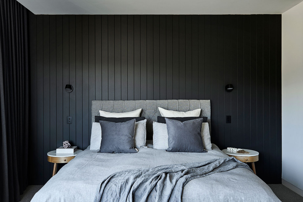 Großes Modernes Hauptschlafzimmer mit schwarzer Wandfarbe, Teppichboden, grauem Boden und vertäfelten Wänden in Geelong