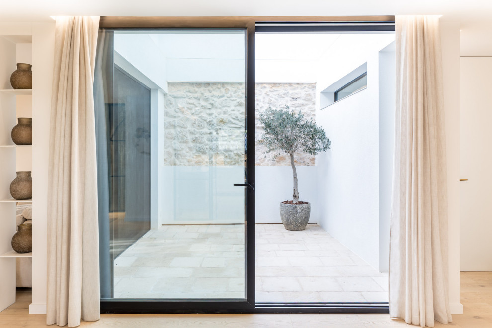 Modelo de patio in patio With jardín de macetas and adoquines de piedra natural