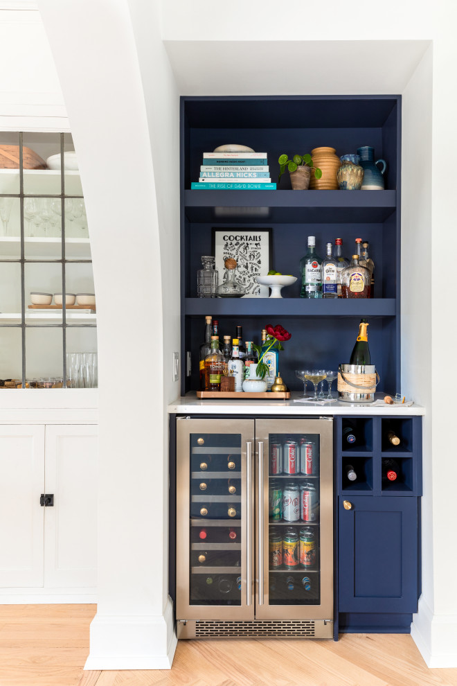 Design ideas for a traditional home bar in San Francisco.