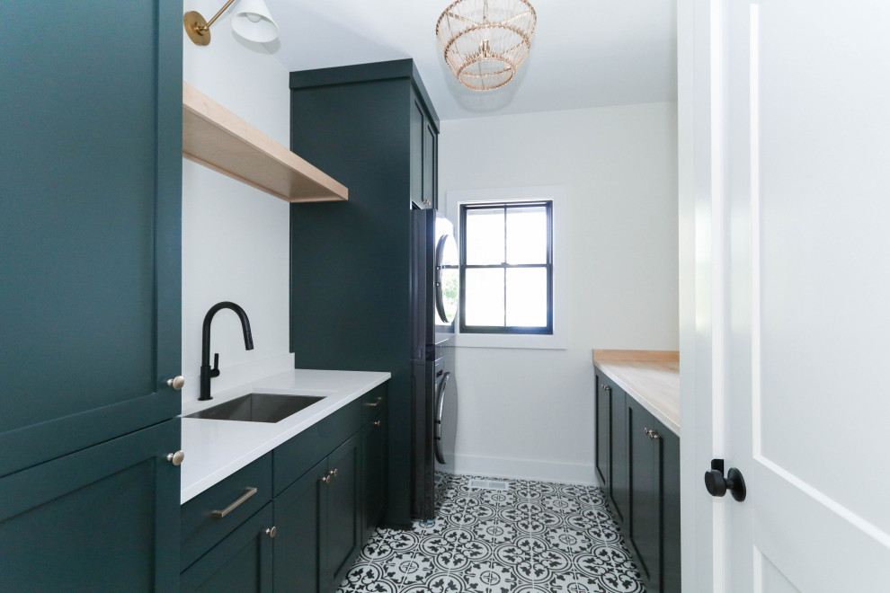Country laundry room photo in Chicago