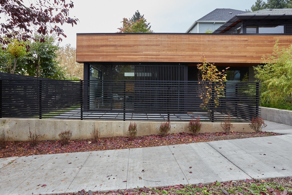 Exemple d'une petite façade de maison moderne en bois de plain-pied avec un toit végétal.