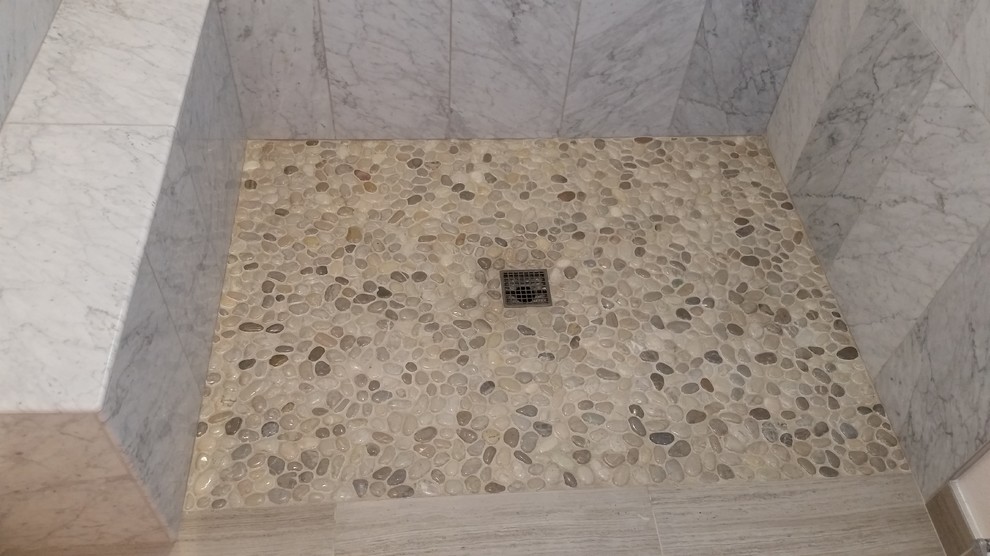 Foto di una piccola stanza da bagno padronale minimalista con doccia a filo pavimento, piastrelle bianche, piastrelle di ciottoli e pavimento con piastrelle in ceramica