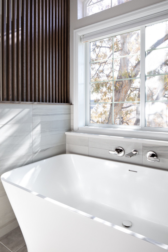Idéer för stora funkis vitt en-suite badrum, med släta luckor, vita skåp, ett fristående badkar, en öppen dusch, flerfärgad kakel, vita väggar, skiffergolv, ett fristående handfat, bänkskiva i kvartsit, grått golv och dusch med gångjärnsdörr