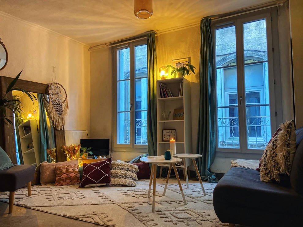This is an example of a small traditional family room in Paris.