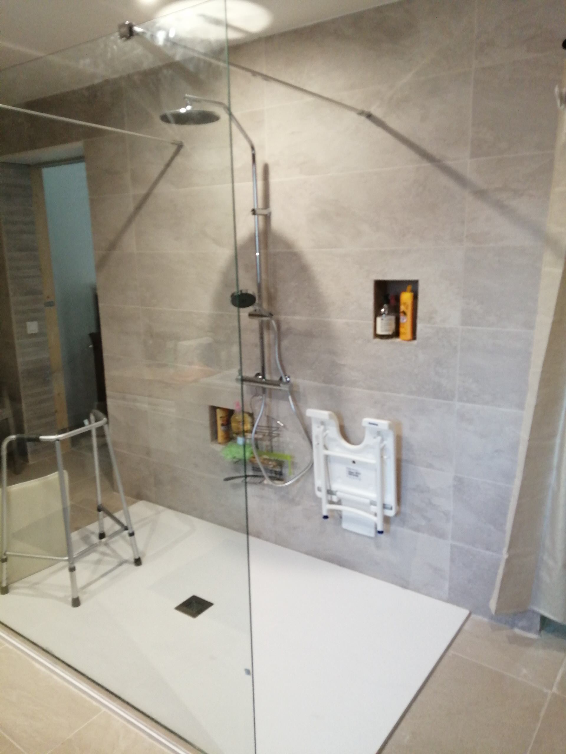Bathroom - bathroom idea in Paris