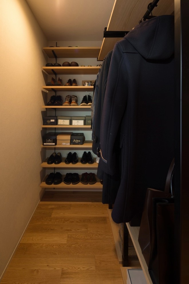 This is an example of a modern storage and wardrobe in Fukuoka.