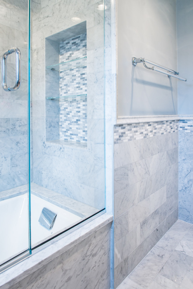 Idéer för ett mellanstort klassiskt badrum, med luckor med infälld panel, ett undermonterat badkar, en dusch/badkar-kombination, en toalettstol med separat cisternkåpa, blå kakel, porslinskakel, blå väggar, ett undermonterad handfat, bänkskiva i kvarts, grått golv och med dusch som är öppen