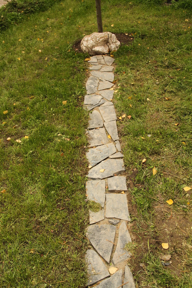 Цветник с камнями и композицией из кустарника