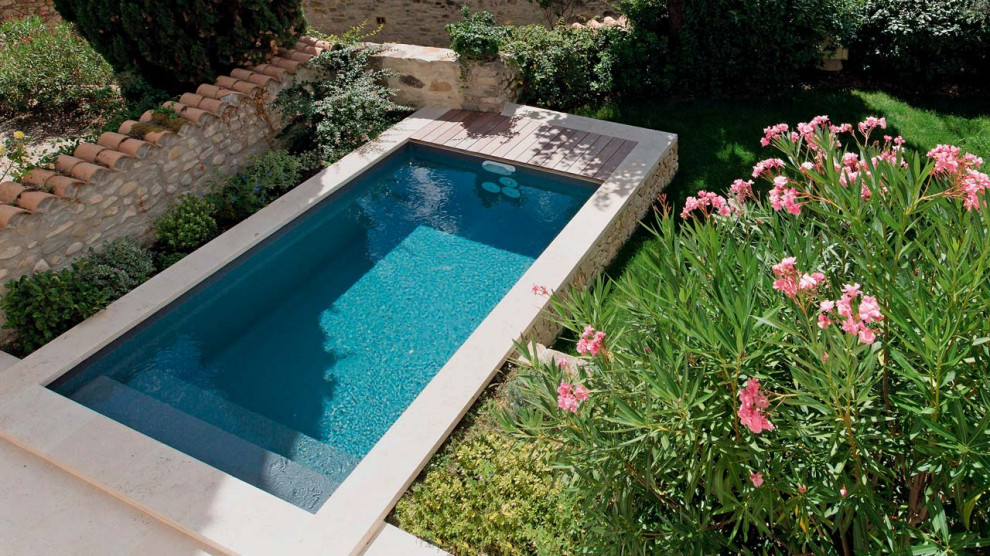 Пример оригинального дизайна: прямоугольный бассейн в средиземноморском стиле