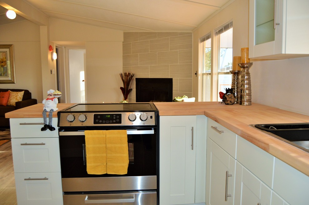 Example of a transitional kitchen design in Orlando