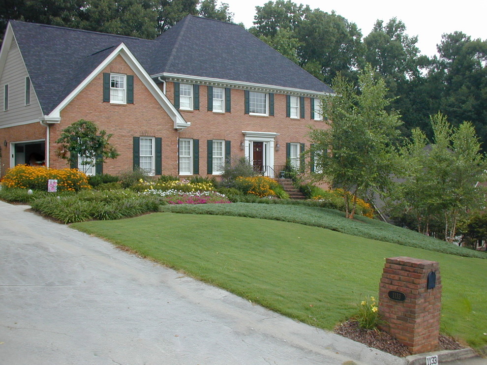 Photo of a mid-sized traditional front yard full sun xeriscape for summer in Atlanta.