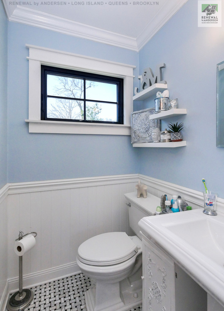 Idées déco pour une salle de bain de taille moyenne avec des portes de placard blanches, WC séparés, un mur bleu, un sol en carrelage de céramique, un lavabo intégré, un plan de toilette blanc, meuble simple vasque, meuble-lavabo encastré et boiseries.
