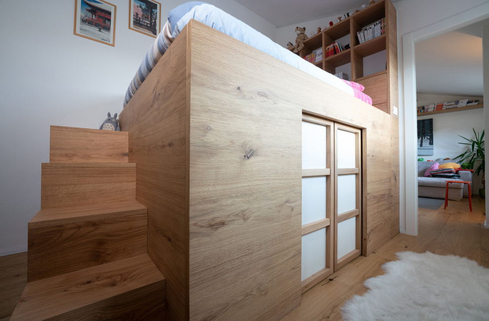 Exemple d'une petite chambre parentale asiatique avec un mur blanc, un sol en bois brun et un sol marron.