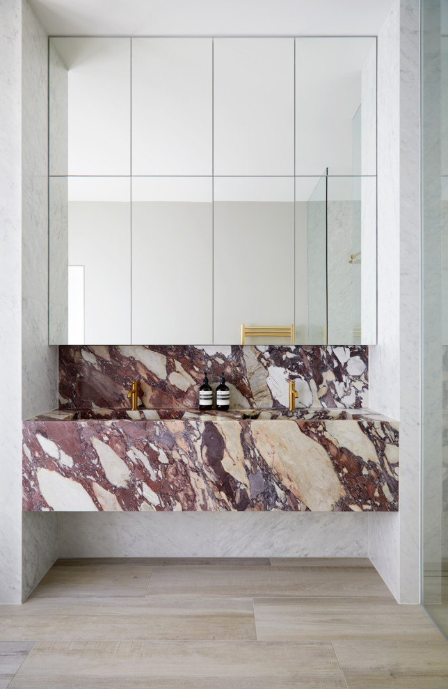 Exempel på ett stort modernt flerfärgad flerfärgat en-suite badrum, med öppna hyllor, bruna skåp, ett fristående badkar, en öppen dusch, en vägghängd toalettstol, cementkakel, grå väggar, cementgolv, ett nedsänkt handfat, marmorbänkskiva, brunt golv och med dusch som är öppen