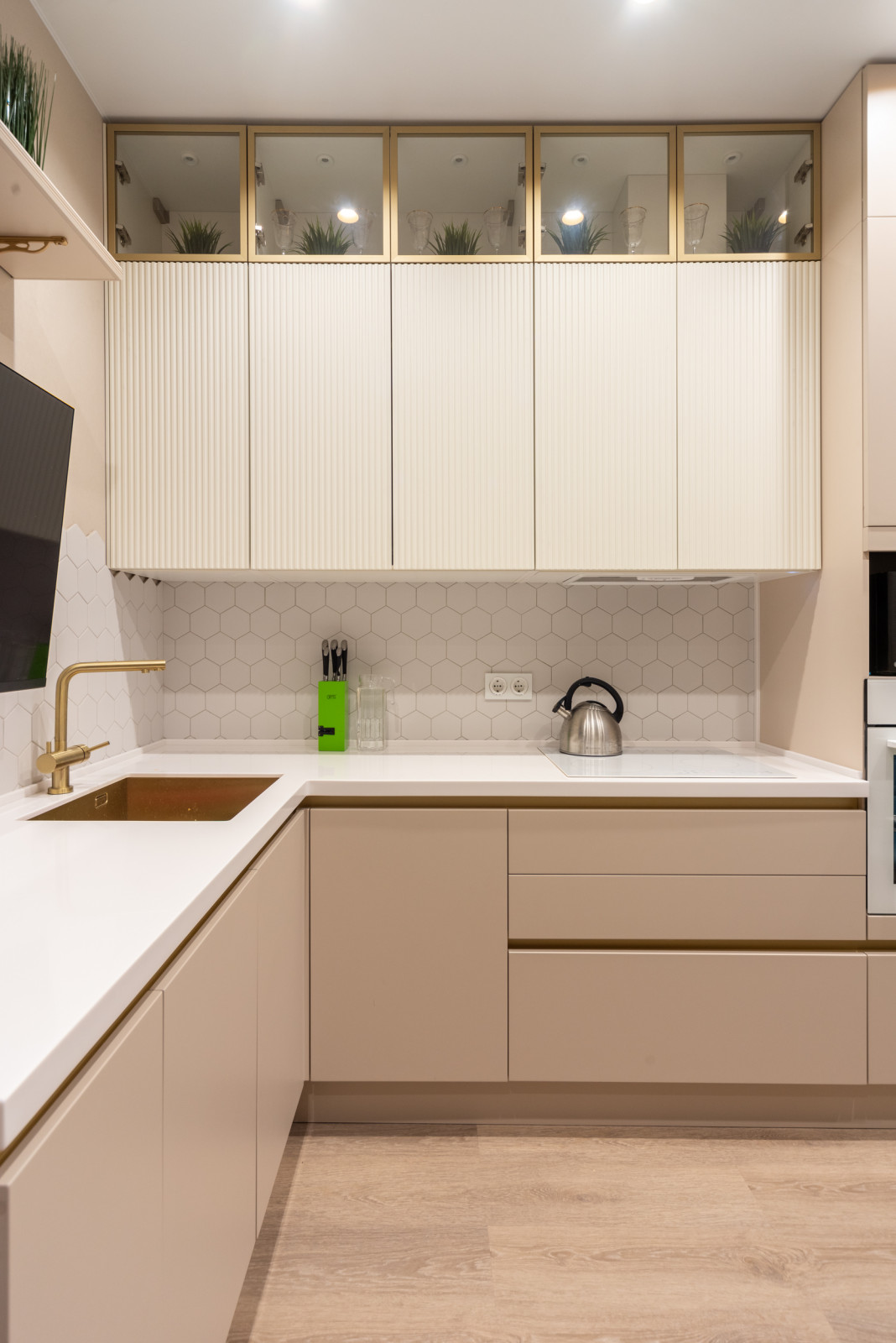 Красивая кухни и вместительная гардеробная