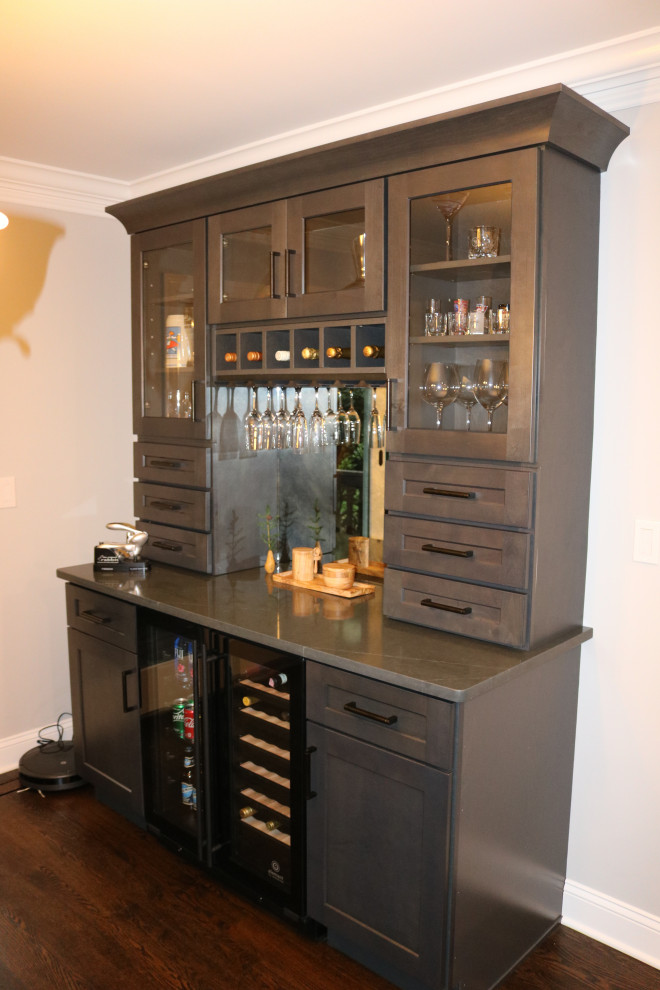 Modelo de bar en casa tradicional renovado de tamaño medio con armarios estilo shaker y encimera de cuarzo compacto