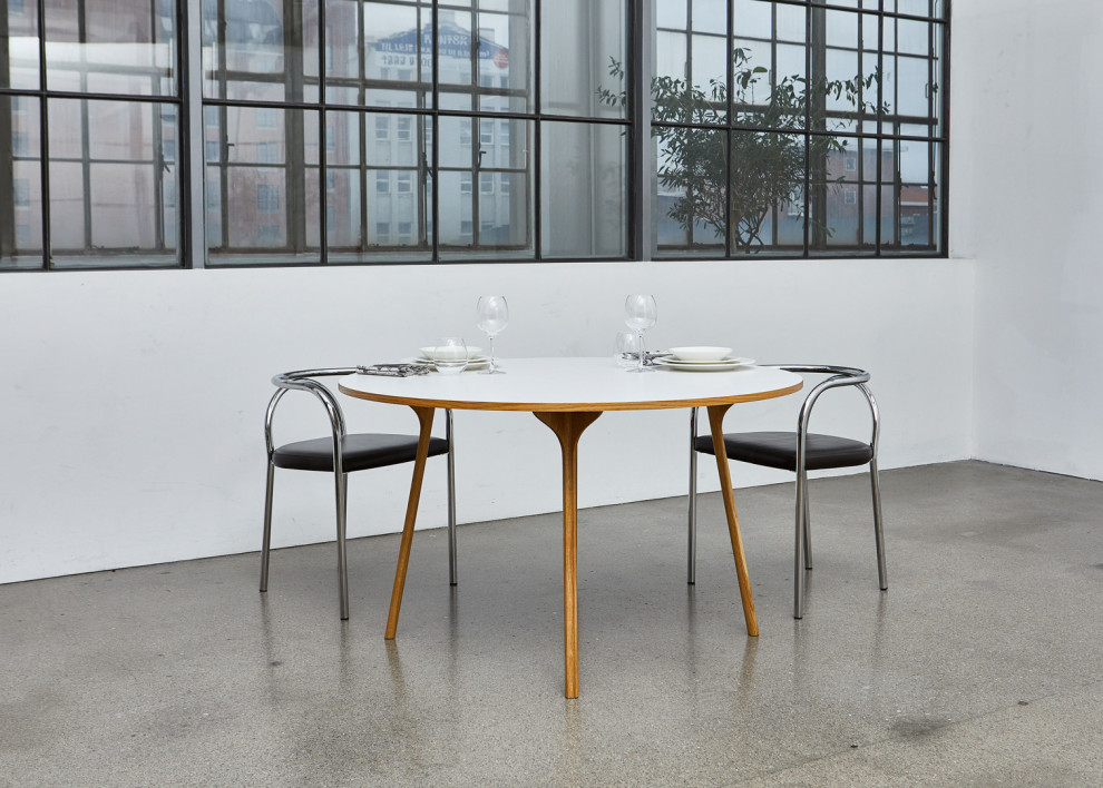 На фото: столовая в скандинавском стиле с белыми стенами, бетонным полом, серым полом и обоями на стенах с