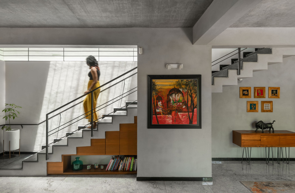 На фото: лестница в стиле модернизм с кладовкой или шкафом под ней с