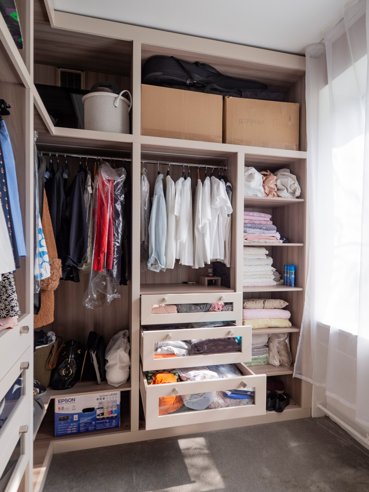 Функциональная гардеробная в современном стиле