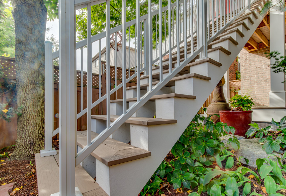 Example of a transitional deck design in Toronto