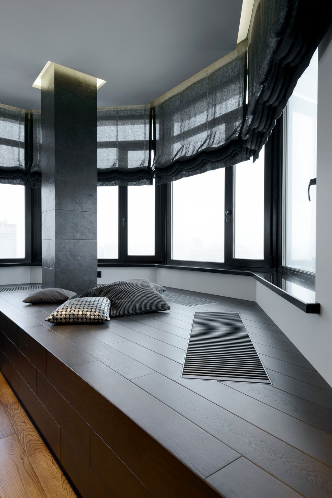 Лаунж-зона у окна из массива дуба