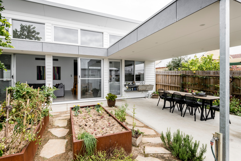 Geometrischer, Mittelgroßer Moderner Gartenweg hinter dem Haus mit direkter Sonneneinstrahlung, Betonboden und Holzzaun in Geelong
