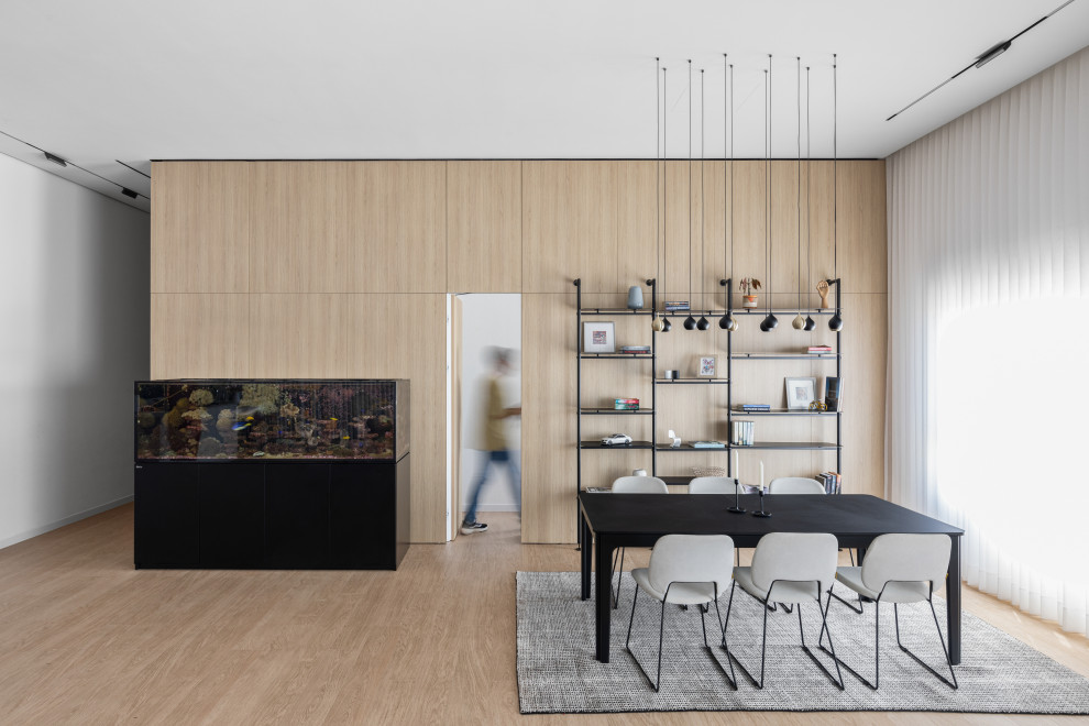 Ispirazione per una sala da pranzo moderna con pareti beige, parquet chiaro, pavimento beige e pareti in legno