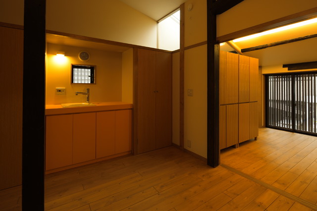 「とんでもなく傾いた家」 japanisch-wohnzimmer