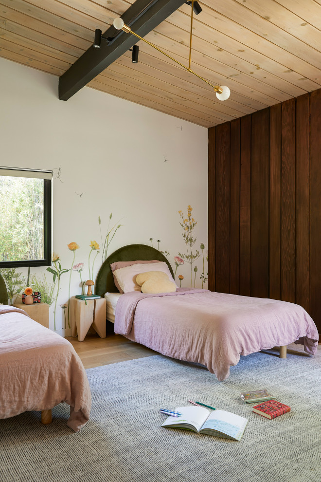 60 tals inredning av ett stort flickrum kombinerat med sovrum och för 4-10-åringar, med flerfärgade väggar, ljust trägolv och brunt golv