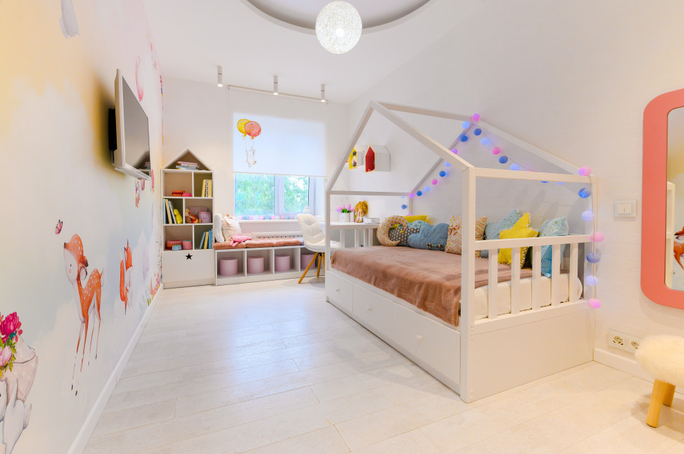 На фото: маленькая детская: освещение в скандинавском стиле с спальным местом, белыми стенами, пробковым полом, белым полом, многоуровневым потолком и обоями на стенах для на участке и в саду, ребенка от 4 до 10 лет, девочки с