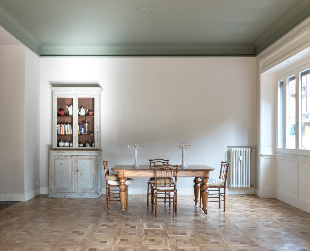 Offenes, Großes Klassisches Esszimmer mit weißer Wandfarbe, braunem Holzboden und beigem Boden in Mailand