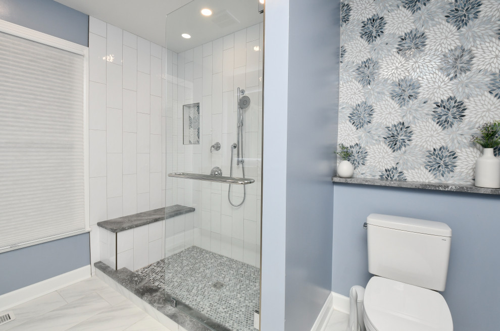 Exempel på ett stort maritimt flerfärgad flerfärgat en-suite badrum, med luckor med infälld panel, vita skåp, en hörndusch, bänkskiva i kvartsit och dusch med skjutdörr