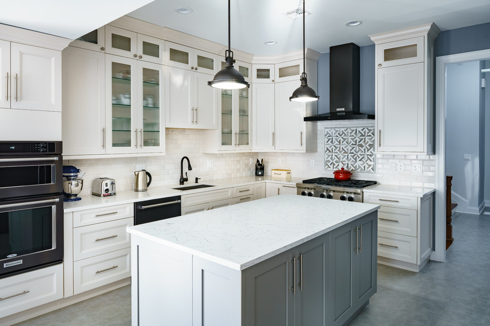 Idéer för ett mellanstort klassiskt vit l-kök, med en undermonterad diskho, luckor med infälld panel, vita skåp, bänkskiva i kvarts, vitt stänkskydd, stänkskydd i porslinskakel, klinkergolv i porslin, en köksö och grått golv