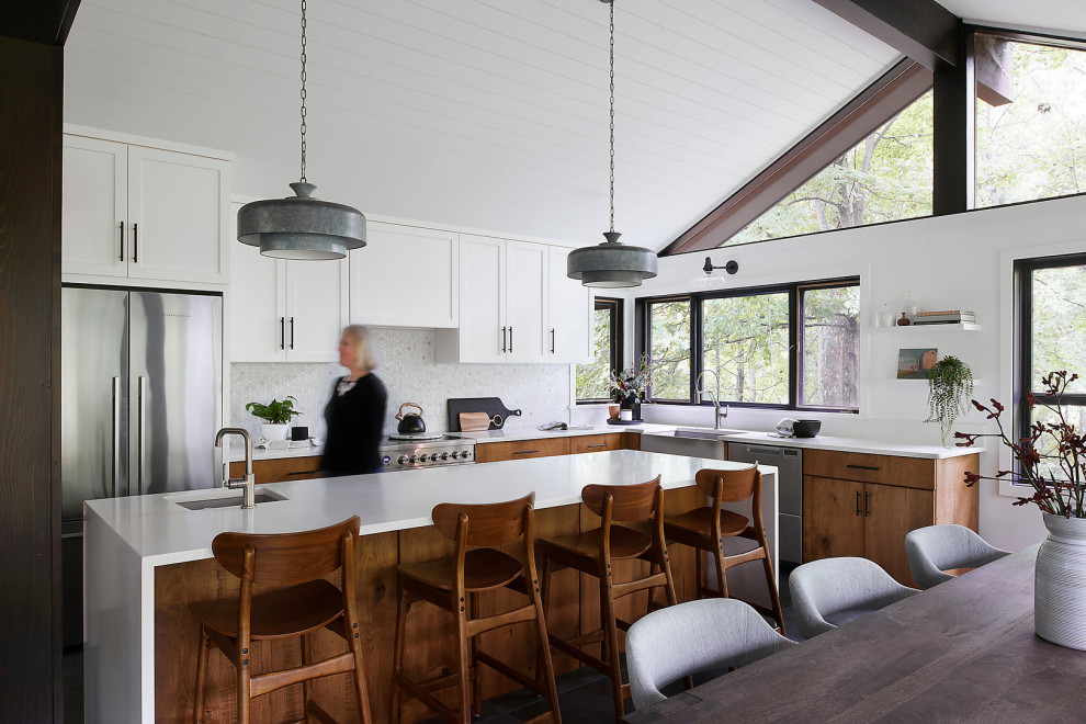 Immagine di una cucina moderna con lavello stile country, paraspruzzi con piastrelle in ceramica, elettrodomestici in acciaio inossidabile e soffitto in perlinato