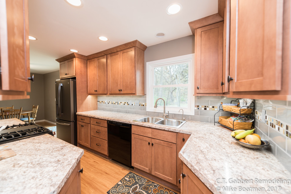 Example of a transitional kitchen design in Chicago