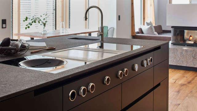 Schwarze K&uuml;che mit alter Eiche rustic-kitchen