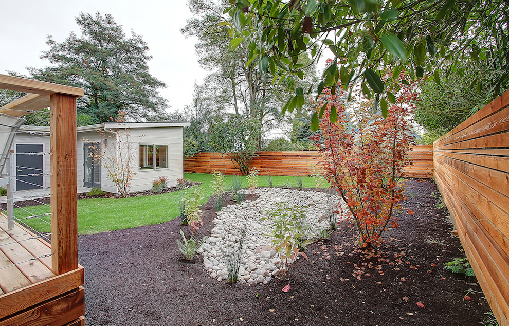 Inspiration for a transitional landscaping in Seattle.
