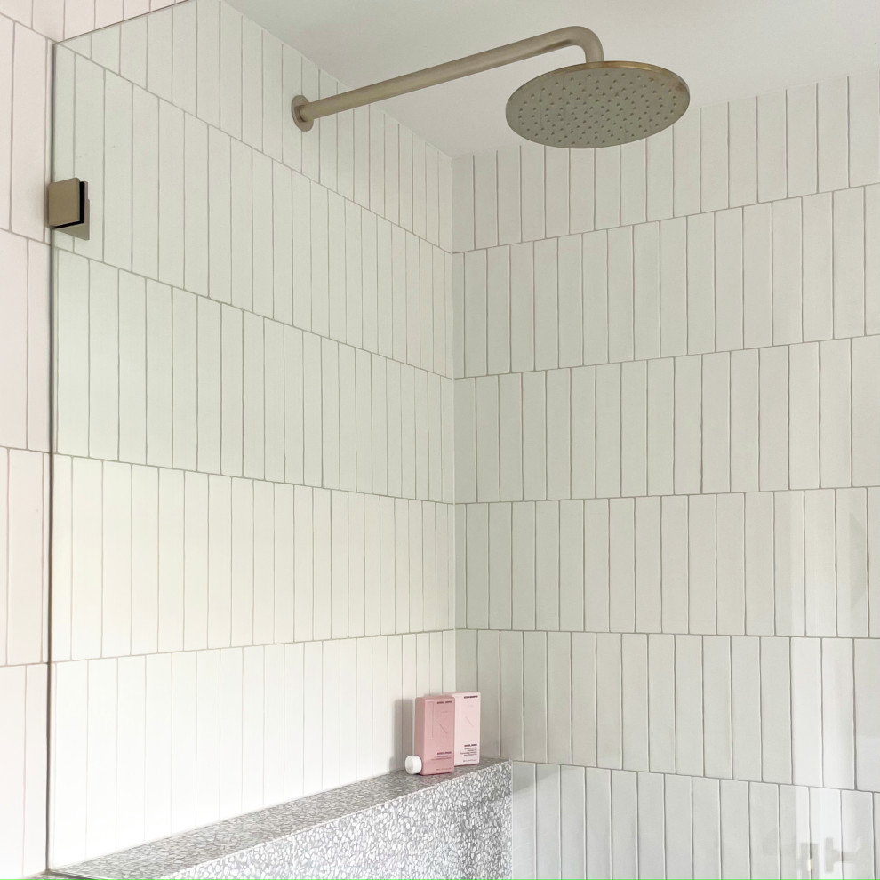 Idéer för att renovera ett mellanstort funkis grå grått en-suite badrum, med luckor med profilerade fronter, skåp i ljust trä, en öppen dusch, en toalettstol med hel cisternkåpa, vit kakel, keramikplattor, vita väggar, terrazzogolv, ett fristående handfat, bänkskiva i betong, grått golv och med dusch som är öppen