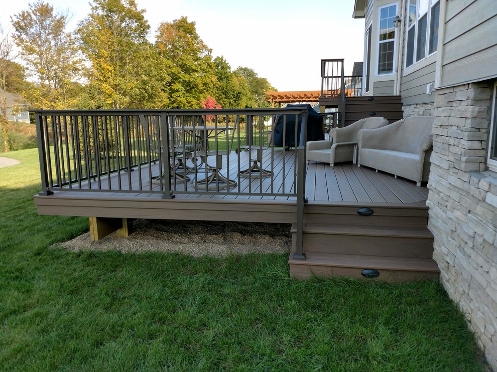 Inspiration for a large contemporary backyard deck in Columbus.