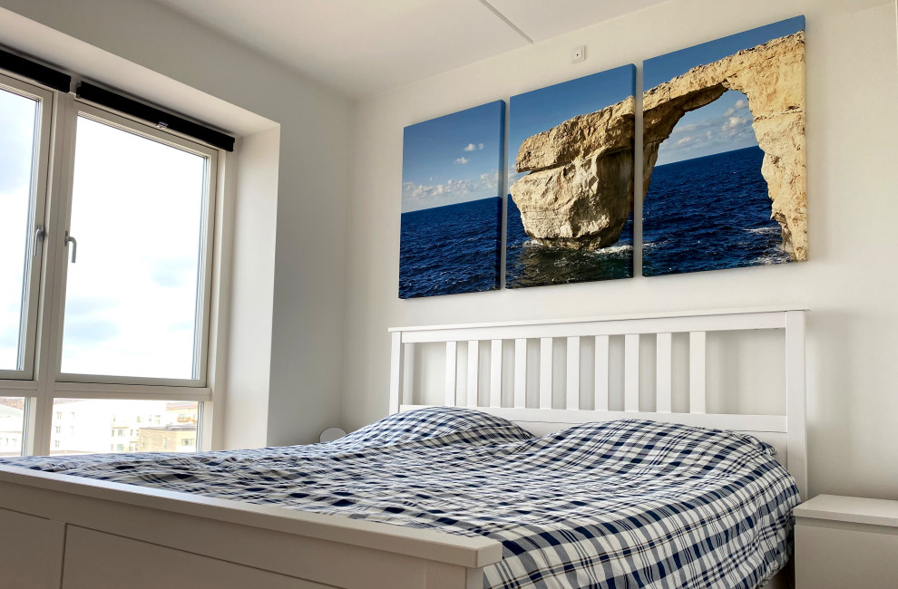 Imagen de dormitorio principal nórdico grande con paredes blancas y suelo de madera clara