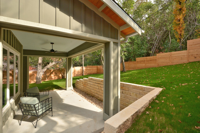 Backyard modern-patio