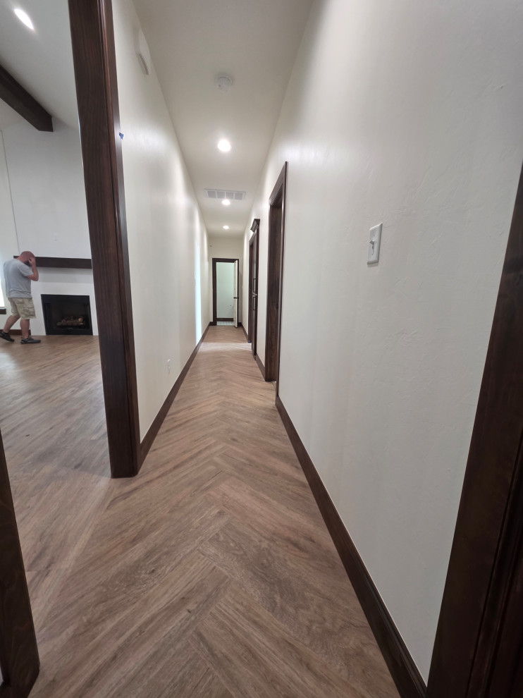 Hallway to bedrooms & bathroom