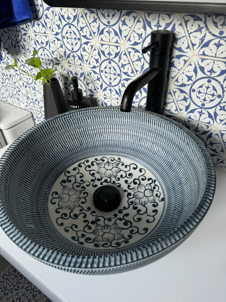 Blue and white faience inspired bathroom in Croydon