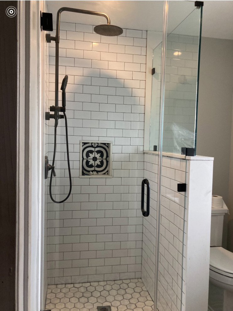 Inspiration för ett litet vintage badrum med dusch, med luckor med glaspanel, grå skåp, vit kakel och cementkakel
