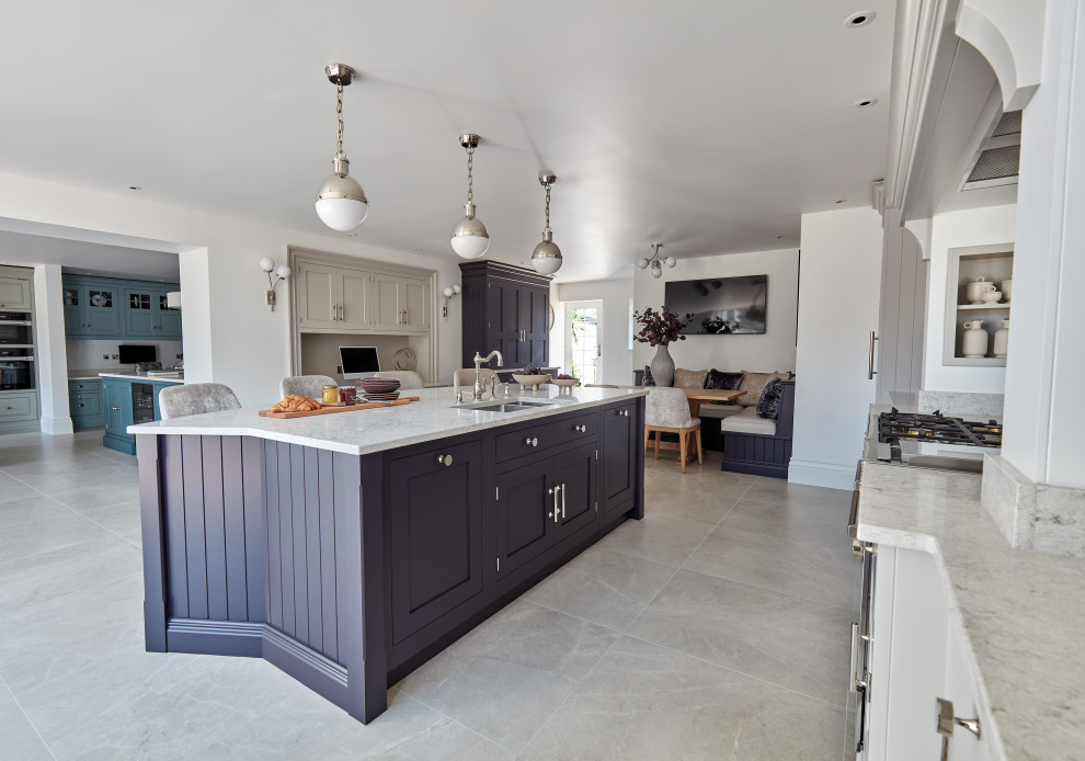Foto på ett mellanstort funkis vit kök, med skåp i shakerstil, lila skåp, bänkskiva i kvartsit, vitt stänkskydd, rostfria vitvaror, en köksö och beiget golv