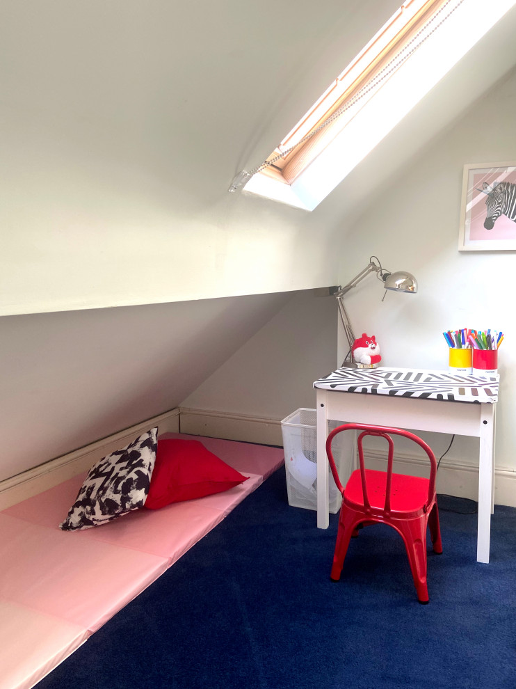 Cette image montre un bureau minimaliste de taille moyenne et de type studio avec un mur blanc, moquette, un bureau indépendant et un sol bleu.