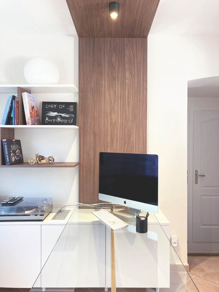 Пример оригинального дизайна: кабинет среднего размера в современном стиле с бежевыми стенами, полом из керамической плитки, отдельно стоящим рабочим столом и розовым полом без камина