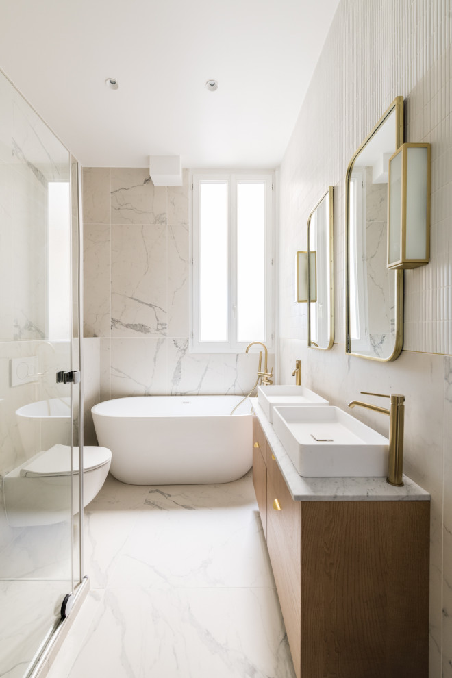 パリにあるトラディショナルスタイルのおしゃれな浴室の写真
